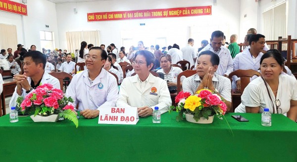 Ban đại diện phía Nam – Hội Nam y Việt Nam khám bệnh, cấp phát thuốc miễn phí và tặng quà cho người dân thị xã Duyên Hải, tỉnh Trà Vinh