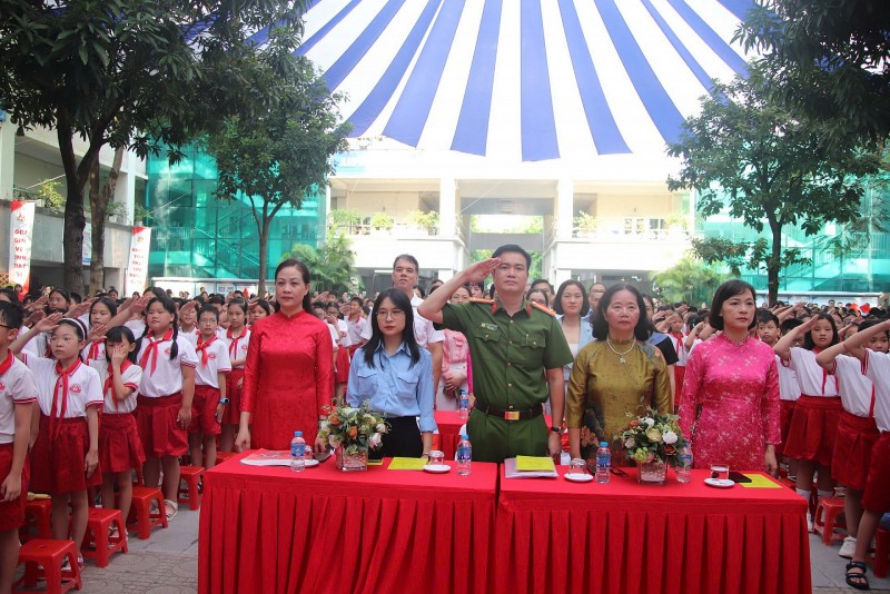 Đoàn đại biểu tham dự tại buổi lễ khai giảng