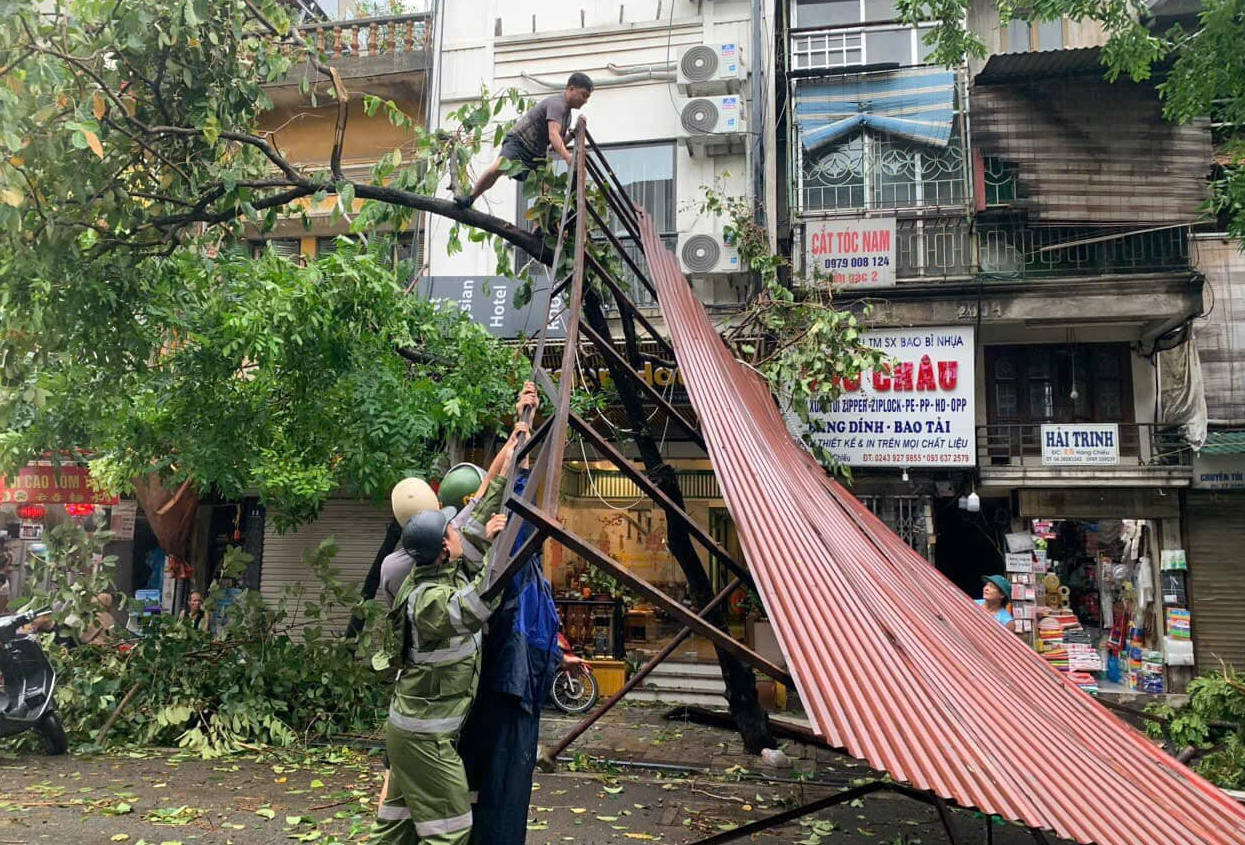 [Chùm ảnh] Hà Nội tan hoang sau bão Yagi