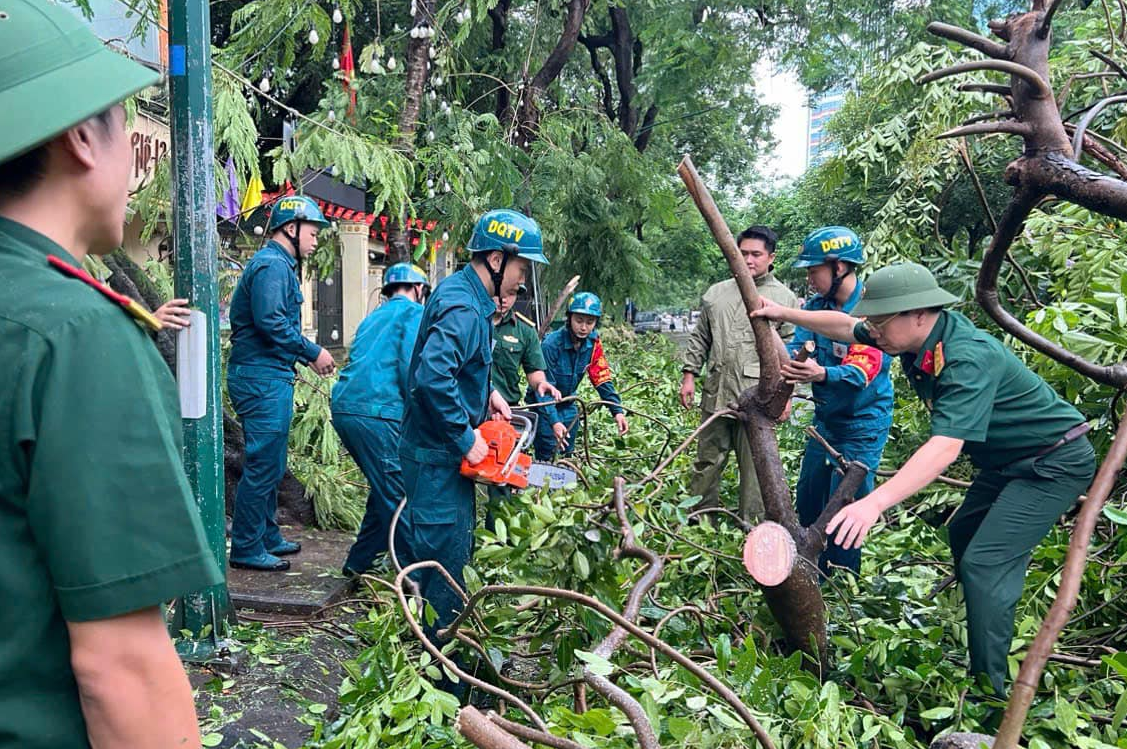 Công tác khắc phục hậu quả cơn bão số 3 tại phường Trần Hưng Đạo