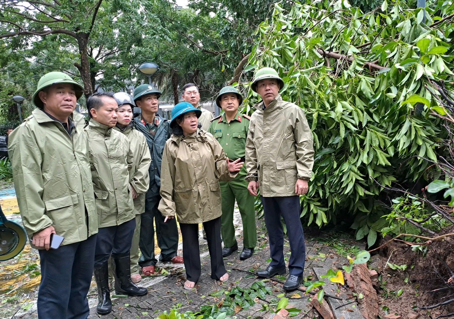 Bí thư Thành ủy Hà Nội kiểm tra và chỉ đạo khắc phục hậu quả bão Yagi tại quận Bắc Từ Liêm