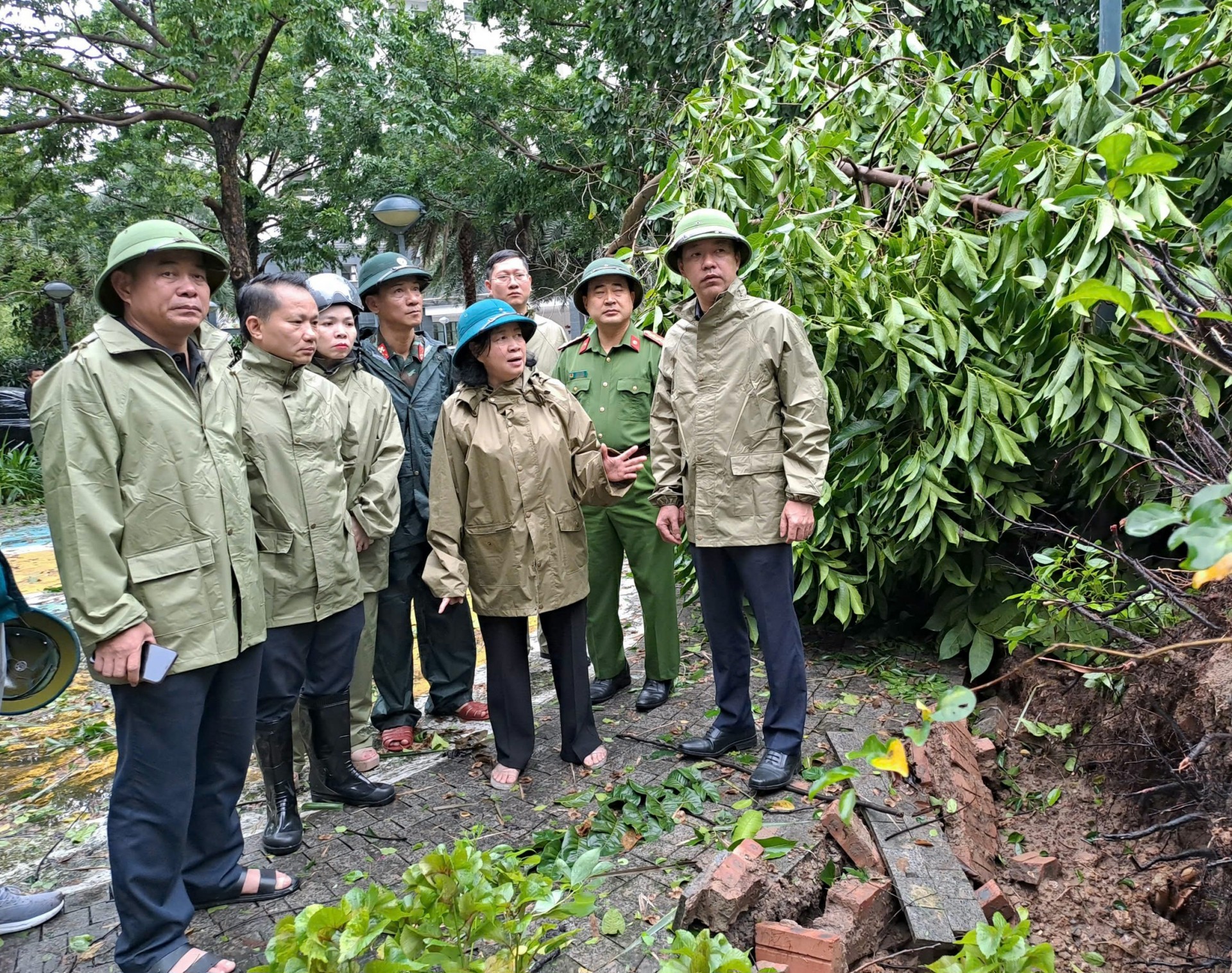 Bí thư Thành ủy Hà Nội kiểm tra khắc phục hậu quả sau bão tại Bắc Từ Liêm