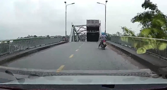 [Video] Sập cầu Phong Châu (Phú Thọ): Khoảnh khắc xe tải rơi xuống sông