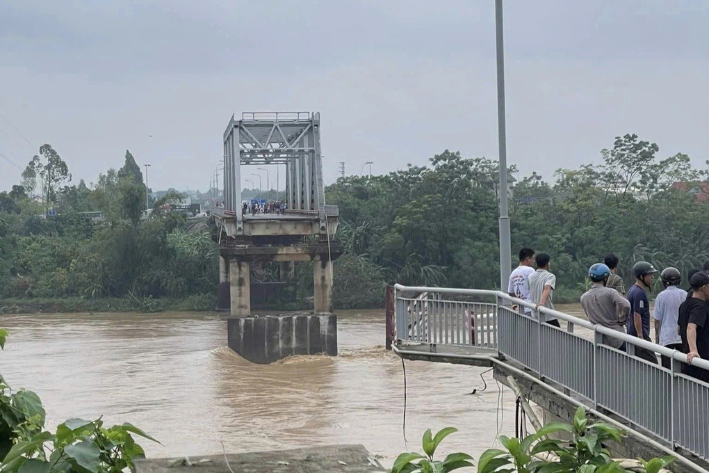 Sập cầu Phong Châu (Phú Thọ): Khoảnh khắc xe tải rơi xuống sông