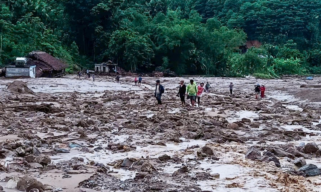 330 người chết và mất tích do bão lũ