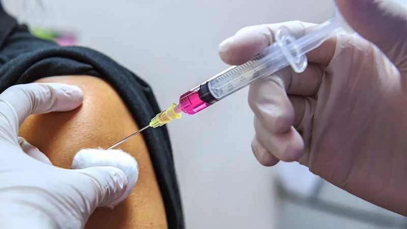 Tiêm miễn phí vaccine uốn ván cho người dân vùng lũ