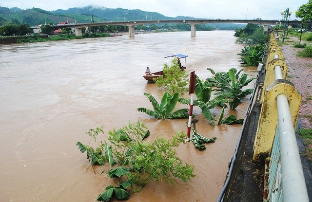 Nước lũ thoát chậm, nguy cơ ngập úng, sạt lở ở nhiều nơi