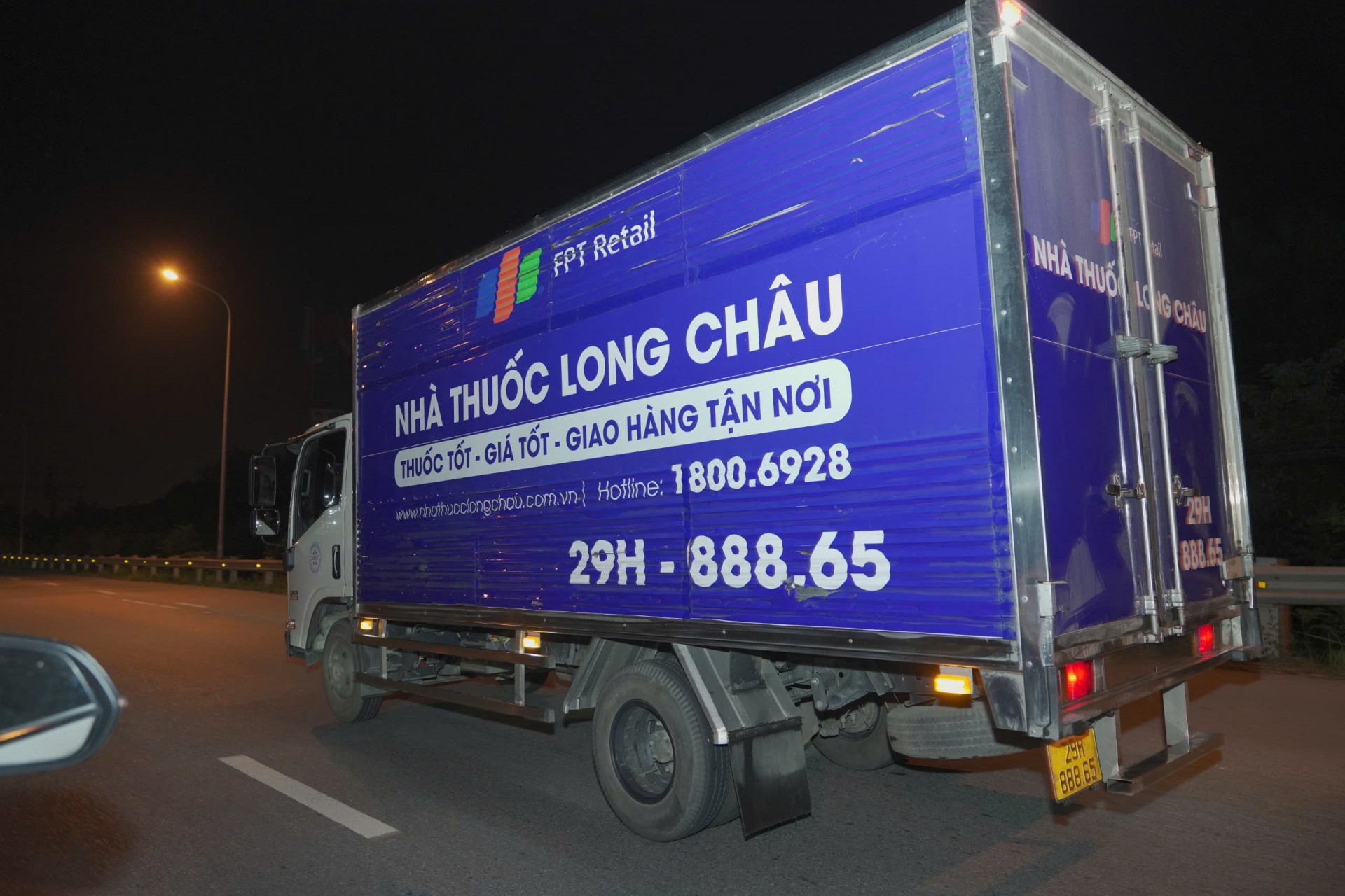 Nhà thuốc FPT Long Châu: Vận chuyển gần 2 tấn thuốc ngay trong đêm để kịp thời hỗ trợ người dân