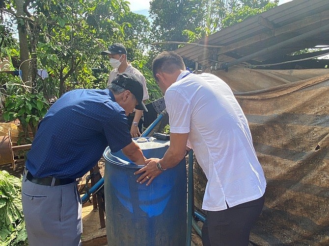 Trung tâm Kiểm soát bệnh tật Tỉnh Lâm Đồng giám sát công tác phòng chống dịch sốt xuất huyết. Ảnh: CDC Lâm Đồng