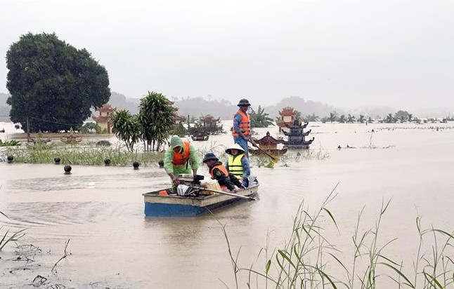 Khuyến cáo đảm bảo an toàn đối với thực phẩm hỗ trợ người dân vùng lũ