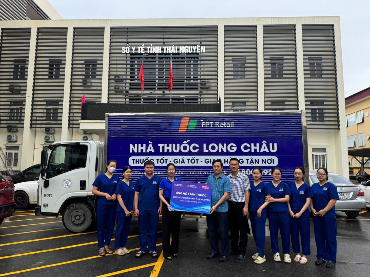 FPT LONG CHÂU ĐIỀU ĐỘNG NHANH 10 TẤN THUỐC, PHỐI HỢP VỚI CÁC ĐƠN VỊ HỖ TRỢ NGƯỜI DÂN VÙNG BÃO LŨ