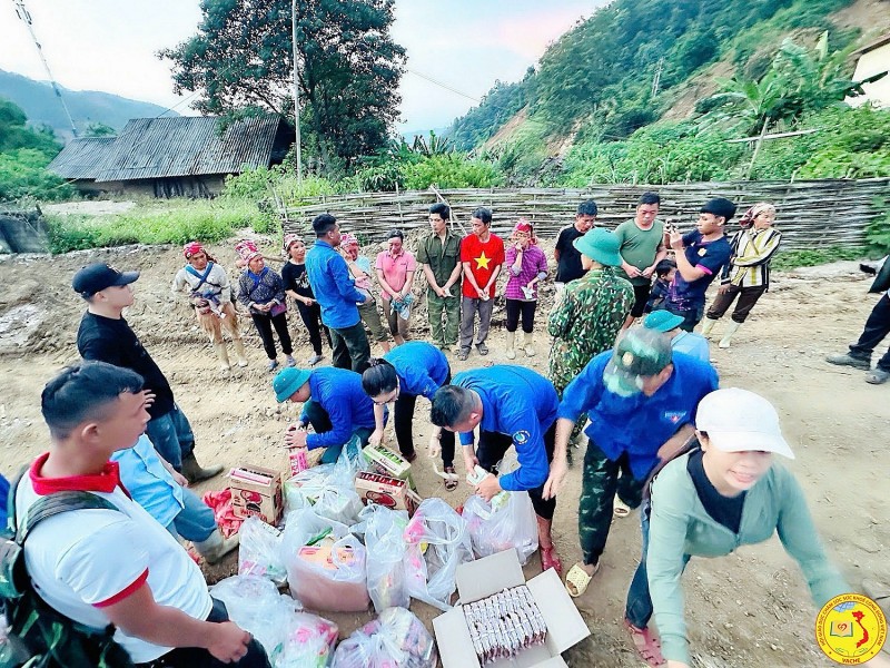 Đoàn thiện nguyện xuyên đêm băng rừng, vượt suối để tiếp tế lương thực cho bà con thôn Ngải Trồ, xã A Mú Sung, Lào Cai