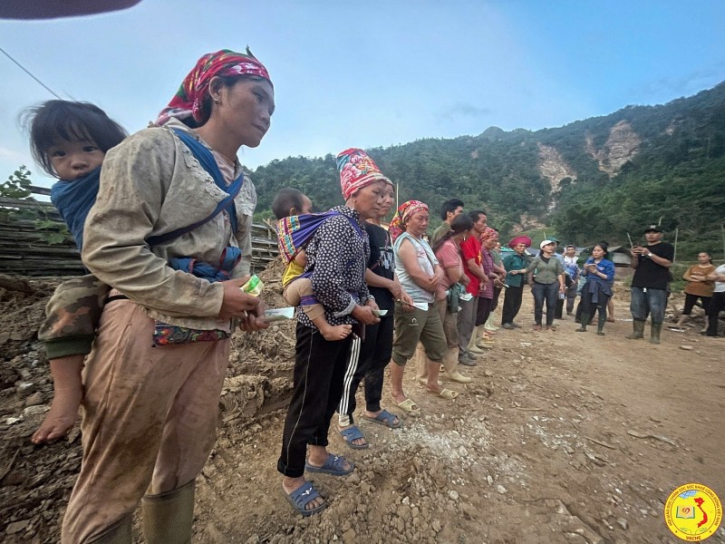 Đoàn thiện nguyện xuyên đêm băng rừng, vượt suối để tiếp tế lương thực cho bà con thôn Ngải Trồ, xã A Mú Sung, Lào Cai