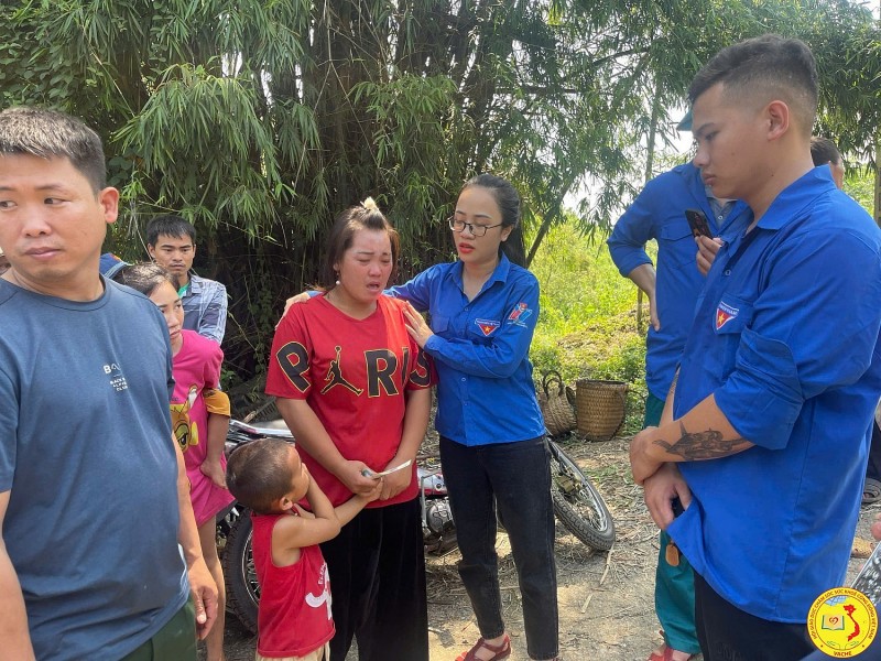 Đoàn thiện nguyện xuyên đêm băng rừng, vượt suối để tiếp tế lương thực cho bà con thôn Ngải Trồ, xã A Mú Sung, Lào Cai