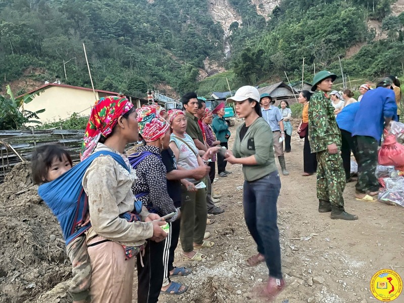 Đoàn thiện nguyện xuyên đêm băng rừng, vượt suối để tiếp tế lương thực cho bà con thôn Ngải Trồ, xã A Mú Sung, Lào Cai