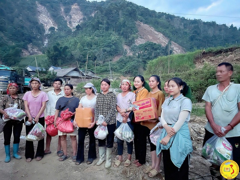 Đoàn thiện nguyện xuyên đêm băng rừng, vượt suối để tiếp tế lương thực cho bà con thôn Ngải Trồ, xã A Mú Sung, Lào Cai