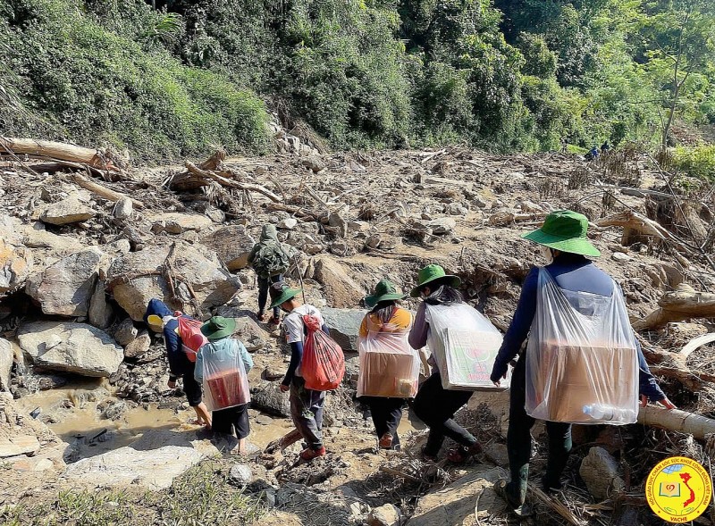 Đoàn đã vượt rừng lội suối bằng đường bộ hơn 15 km để đến với bà con bị ảnh hưởng lũ lụt bảo số 3 tại thôn Ngải Trồ, bản A Mú Sung