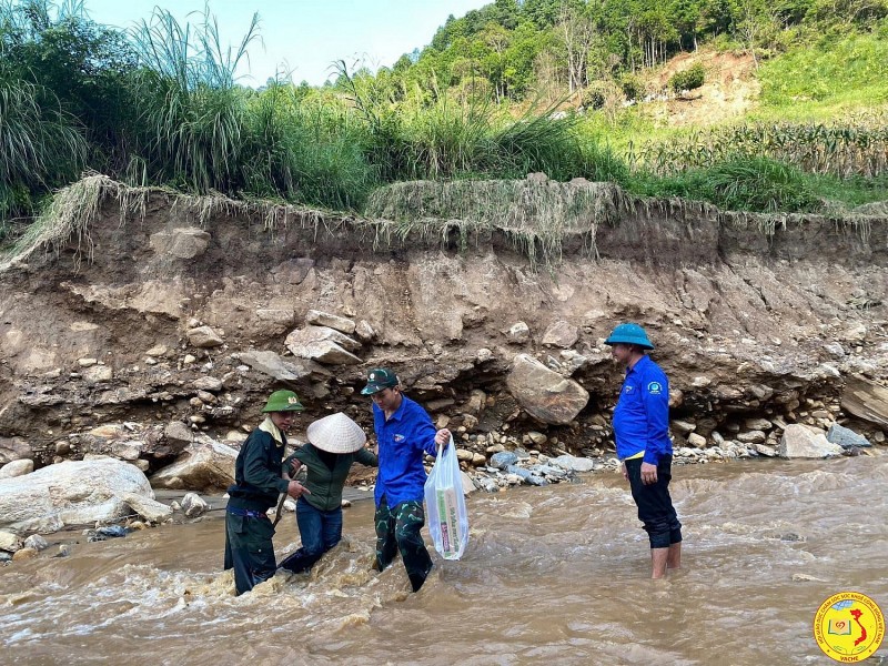 Đoàn thiện nguyện xuyên đêm băng rừng, vượt suối để tiếp tế lương thực cho bà con thôn Ngải Trồ, xã A Mú Sung, Lào Cai