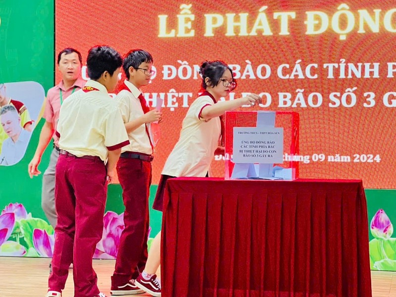 Sáng 16-9, học sinh Trường THCS - THPT Hoa Sen (TP Thủ Đức) đồng lòng quyên góp giúp các bạn vùng bị bão lũ.