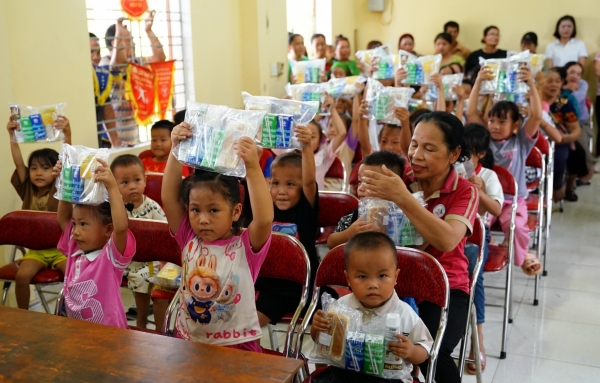 Vinamilk cùng trẻ em vùng khó khăn vui đón Trung thu sau bão lũ