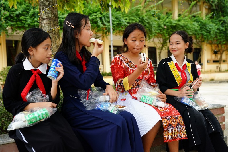 Vinamilk cùng trẻ em vùng khó khăn vui đón Trung thu sau bão lũ