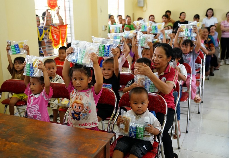 Vinamilk cùng trẻ em vùng khó khăn vui đón Trung thu sau bão lũ