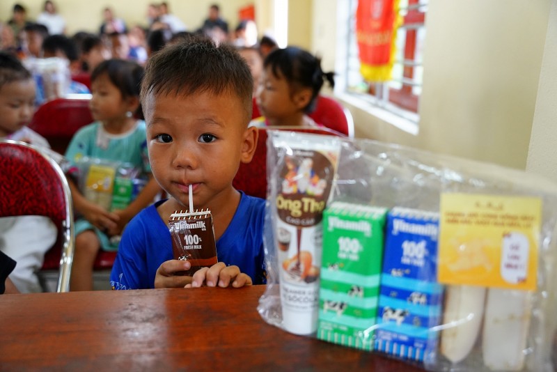 Vinamilk cùng trẻ em vùng khó khăn vui đón Trung thu sau bão lũ