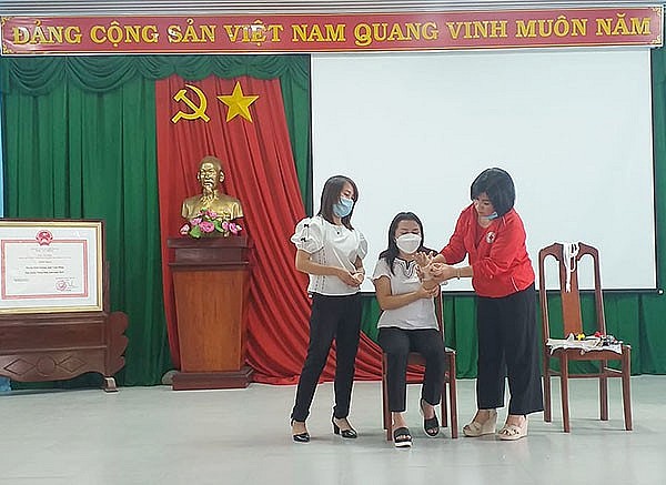 Tập huấn về an toàn giao thông và sơ cấp cứu tại huyện Đơn Dương (Lâm Đồng). Ảnh: Hội Chữ thập đỏ Việt Nam