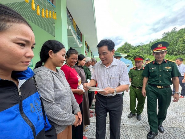 Chủ tịch UBND tỉnh Quảng Nam chỉ đạo khẩn trương tái định cư cho người dân sống dưới đồi núi bị nứt