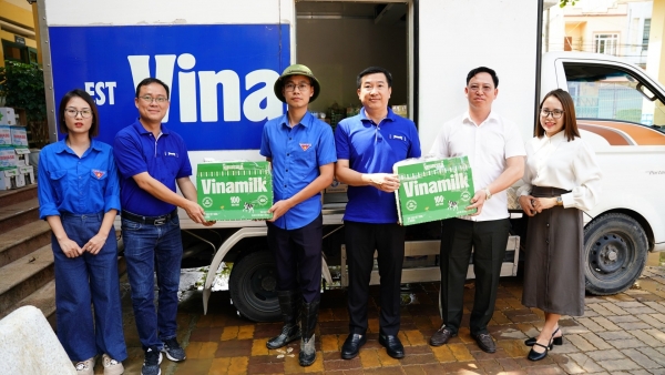 Vinamilk tiếp tục hỗ trợ người dân sau bão lũ