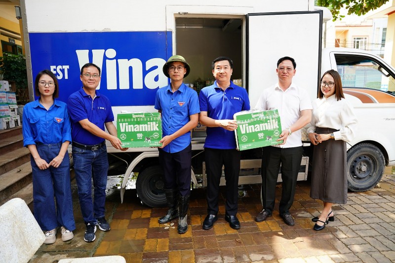 Vinamilk tiếp tục hỗ trợ người dân sau bão lũ