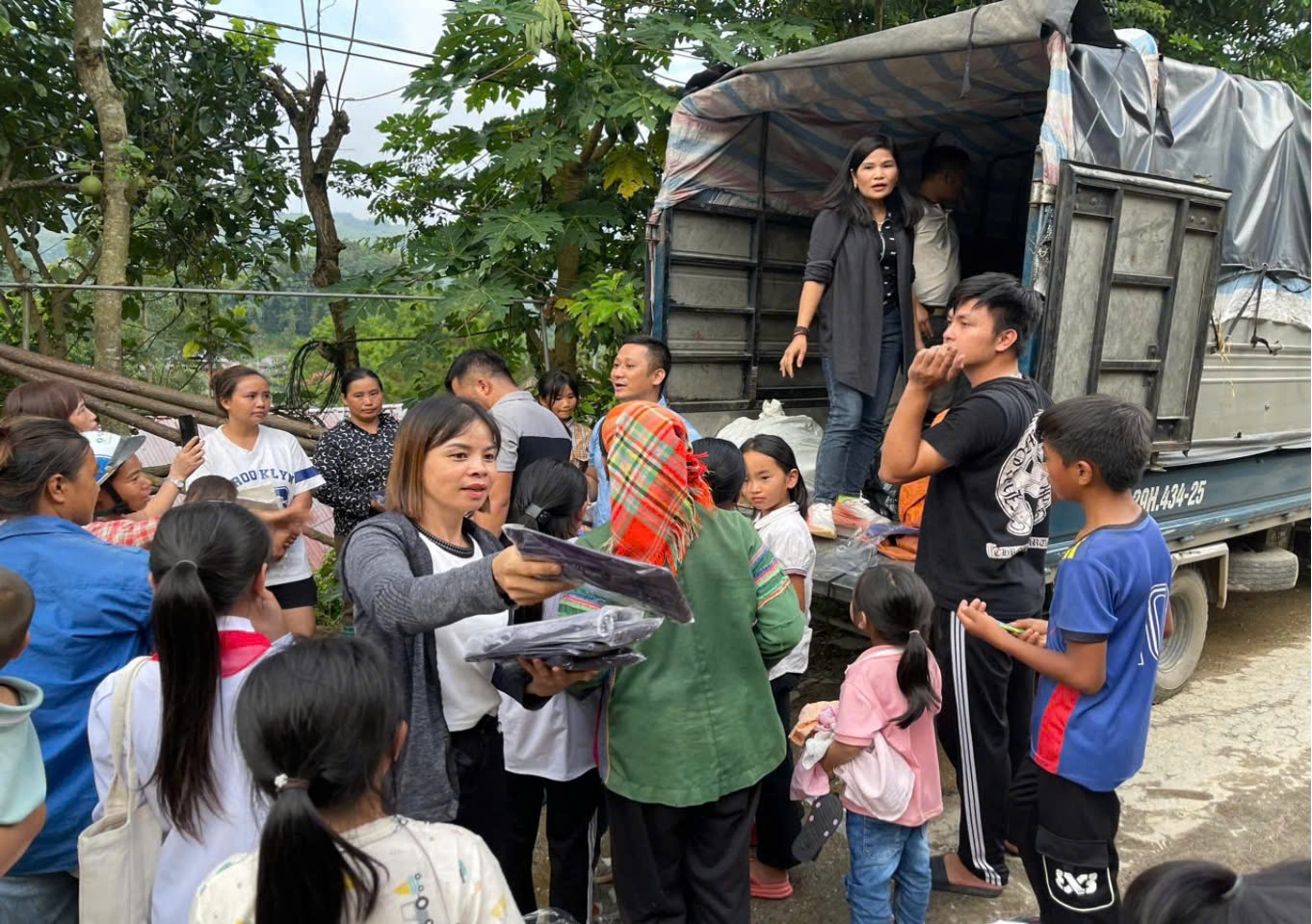 Hà Nội:  Công ty cổ phần Thêu May Mỹ Đức hòa nhịp yêu thương hướng về đồng bào vùng bão lũ xã Na Hối, huyện Bắc Hà, tỉnh Lào Cai.