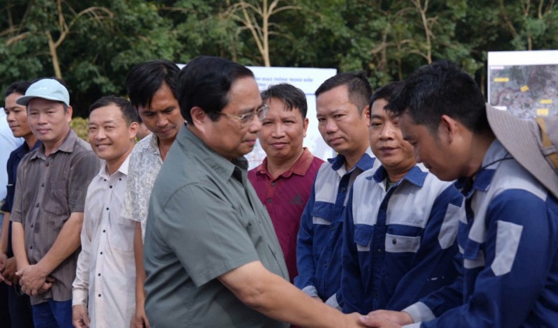 Thủ tướng Phạm Minh Chính, khảo sát và động viên công nhân lao động tại nơi đang làm việc