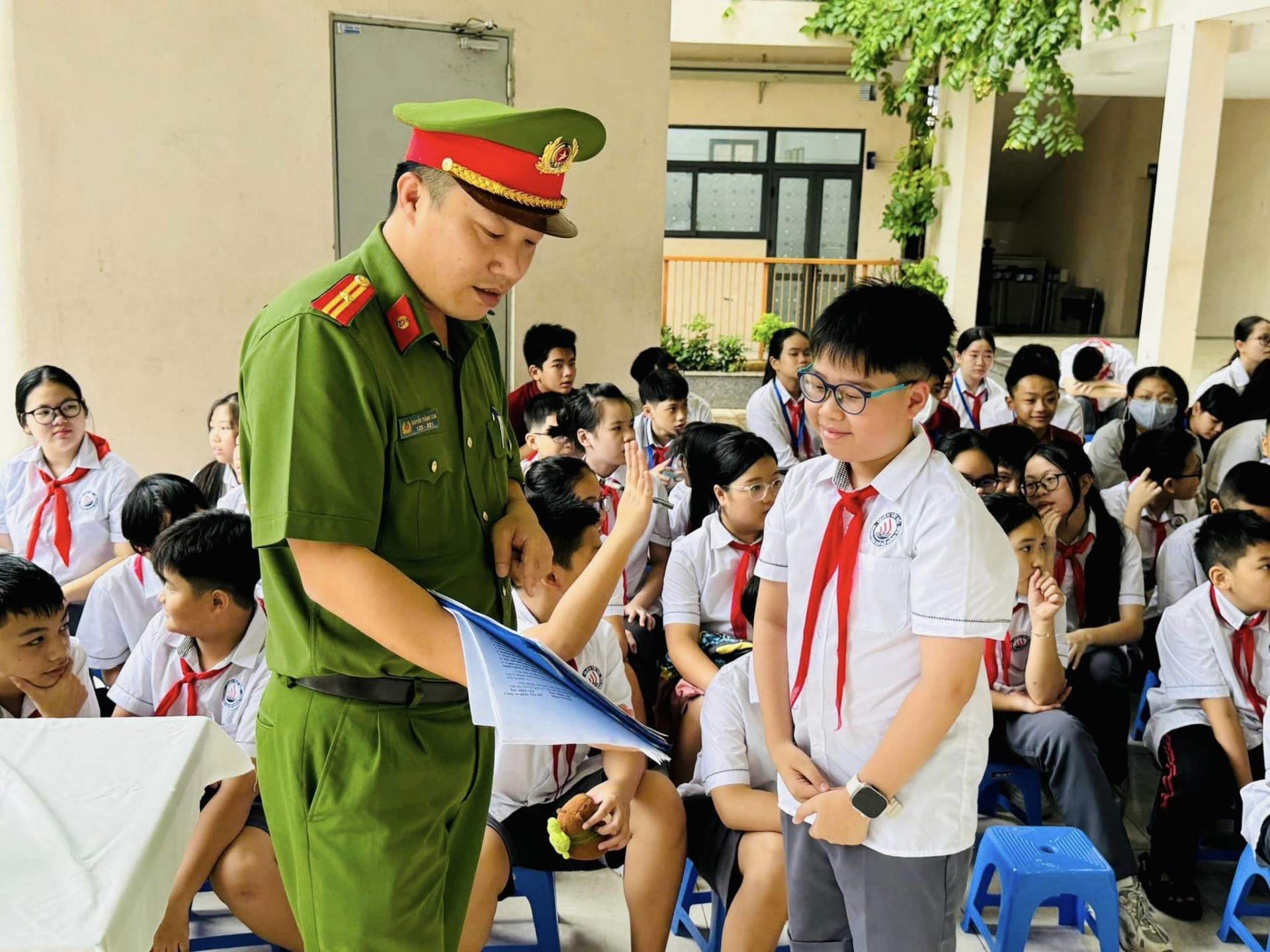 Hà Nội: Công an quận Tây Hồ tổ chức tuyên truyền luật giao thông đường bộ cho giáo viên, học sinh