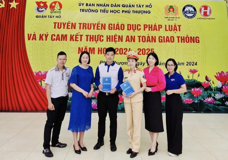 Hà Nội: Công an quận Tây Hồ tổ chức tuyên truyền luật giao thông đường bộ cho giáo viên, học sinh