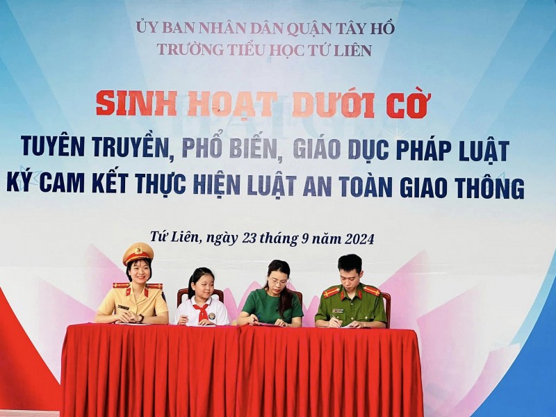 Hà Nội: Công an quận Tây Hồ tổ chức tuyên truyền luật giao thông đường bộ cho giáo viên, học sinh