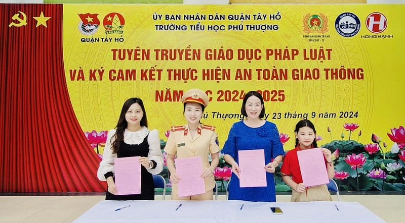 Hà Nội: Công an quận Tây Hồ tổ chức tuyên truyền luật giao thông đường bộ cho giáo viên, học sinh