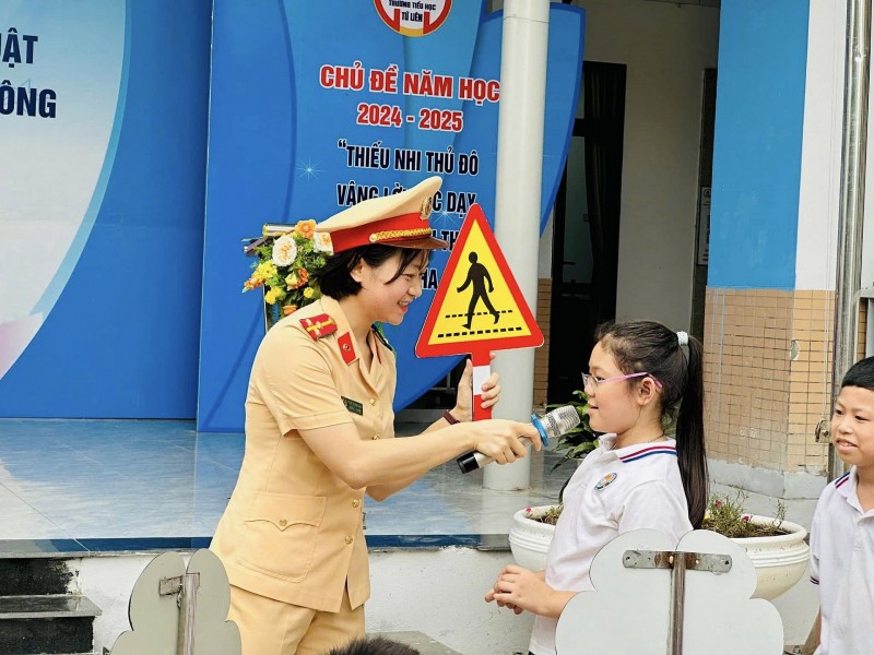 Hà Nội: Công an quận Tây Hồ tổ chức tuyên truyền luật giao thông đường bộ cho giáo viên, học sinh