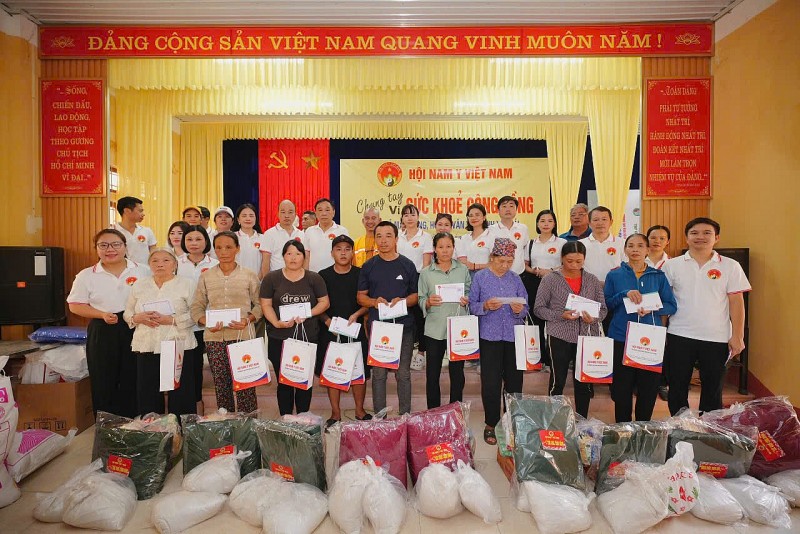 Hội Nam Y Việt Nam hỗ trợ người dân vùng bão lũ tại Yên Bái