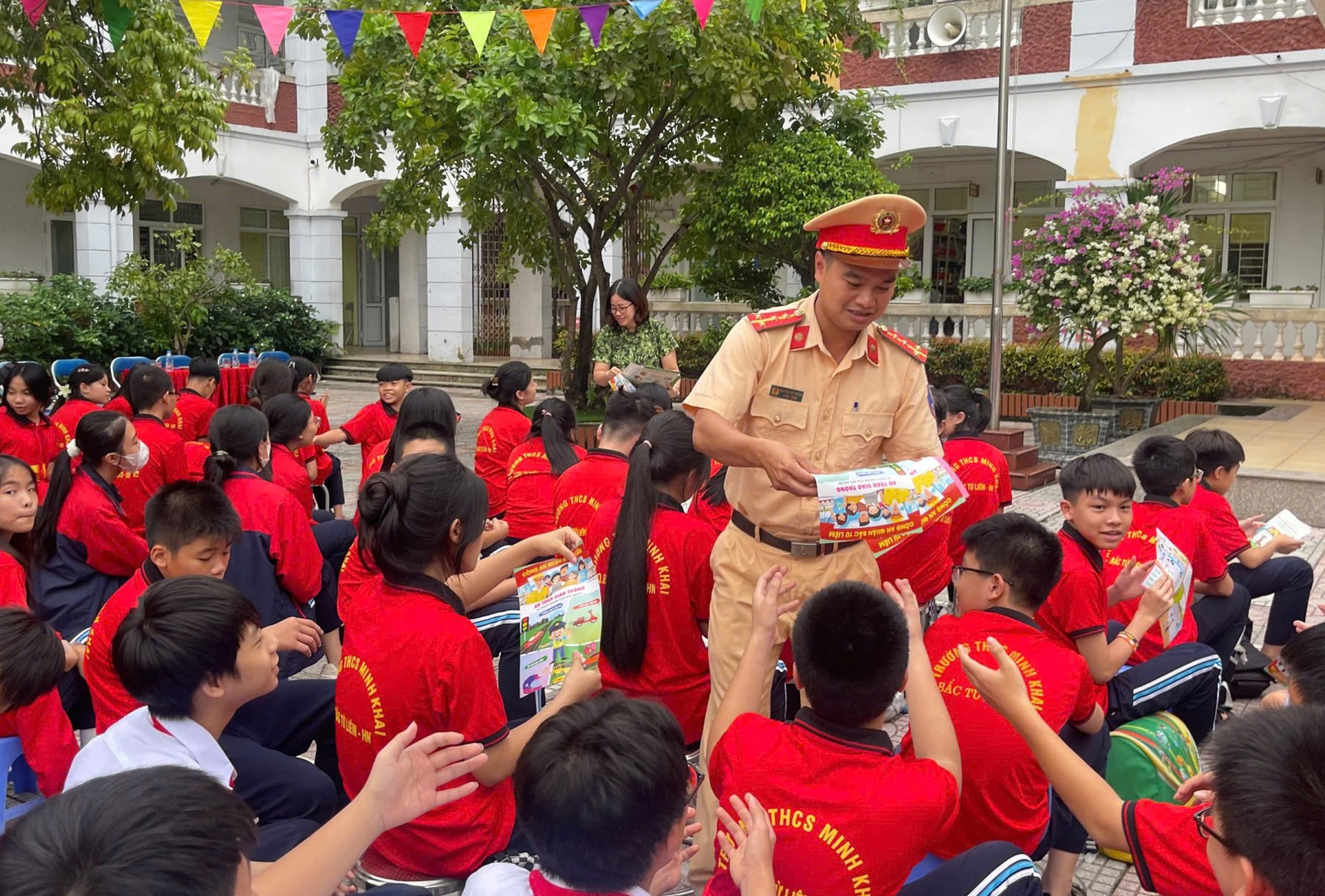 Công an quận Bắc Từ Liêm (Hà Nội): Tuyên truyền về an toàn giao thông cho giáo viên và học sinh