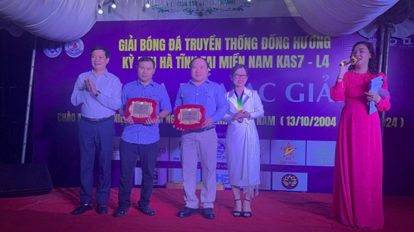 Ông Phạm Đình Vương, Giám đốc Trung Tâm UNESCO Văn Hoá Thông Tin Truyền Thông kiêm Trưởng Văn phòng đại diện Trung Ương Hội Giáo dục chăm sóc sức khỏe cộng đồng Việt Nam và các đơn vị nhận kỷ niệm chương của Ban tổ chức giải