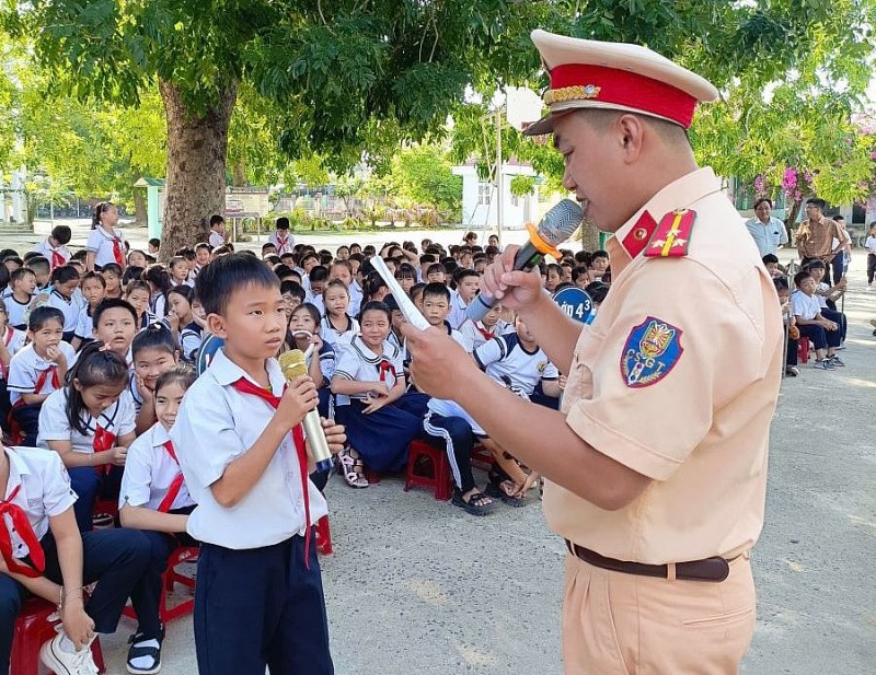 Công an thành phố Cam Ranh tuyên truyền pháp luật về ATGT cho các em học sinh. Ảnh: Tỉnh ủy Khánh Hòa