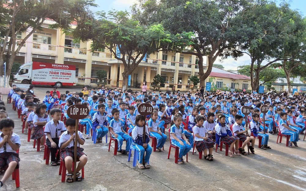 Tuyên truyền pháp luật giao thông tại trường tiểu học thị trấn Kon Dơng số 1.