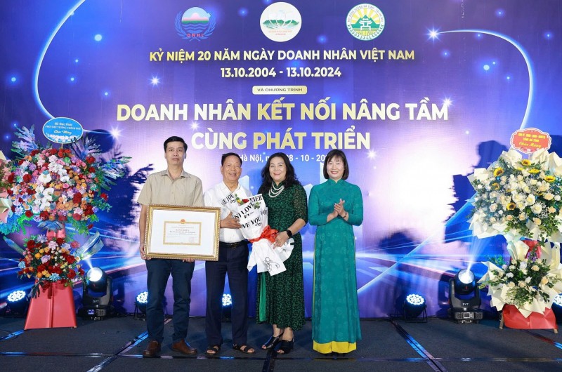 ông Phạm Anh Tuấn - Phó Chủ tịch Uỷ ban MTTQ Việt Nam thành phố Hà Nội – thay mặt UBND thành phố Hà Nội - cũng trao tặng Bằng khen của Chủ tịch UBND thành phố Hà Nội cho Hội Doanh nhân tiêu biểu Hồng Lam thành phố Hà Nội.