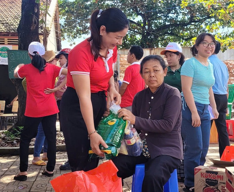 Bình Phước: Tặng quà và hỗ trợ con giống cho các hộ có hoàn cảnh khó khăn trên địa bàn xã Thanh An, huyện Hớn Quản