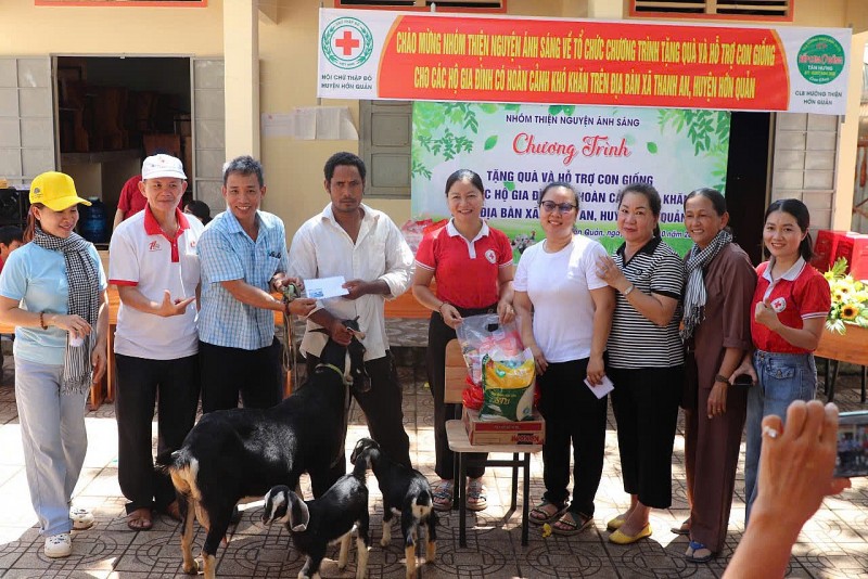 Bình Phước: Tặng quà và hỗ trợ con giống cho các hộ có hoàn cảnh khó khăn trên địa bàn xã Thanh An, huyện Hớn Quản