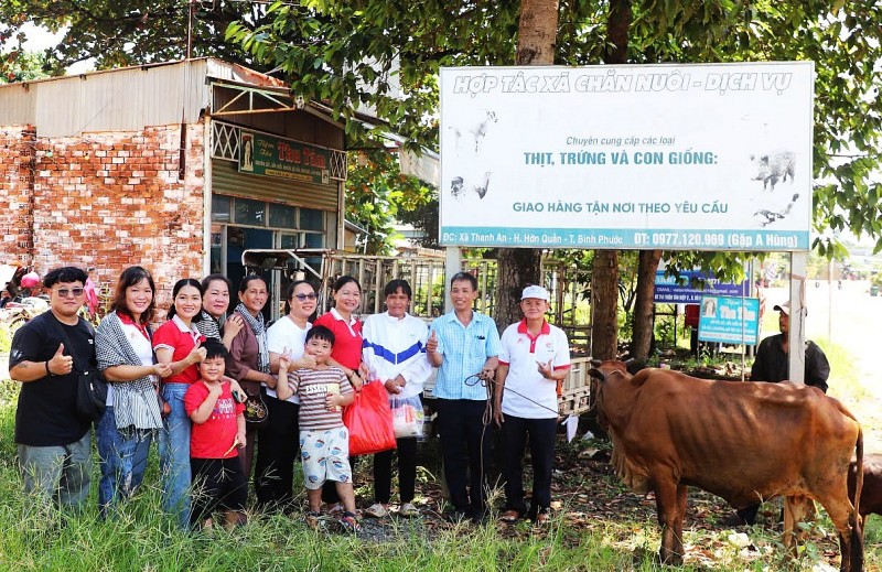 Bình Phước: Tặng quà và hỗ trợ con giống cho các hộ có hoàn cảnh khó khăn trên địa bàn xã Thanh An, huyện Hớn Quản