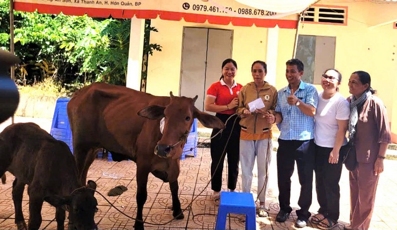 Bình Phước: Tặng quà và hỗ trợ con giống cho các hộ có hoàn cảnh khó khăn trên địa bàn xã Thanh An, huyện Hớn Quản