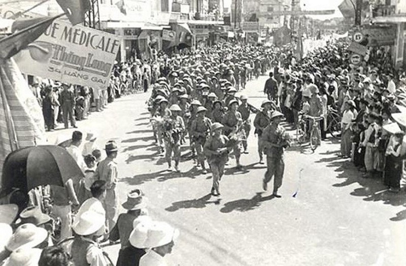 Ngày 10/10/1954, quân ta tiến vào giải phóng Thủ đô Hà Nội trong rừng cờ hoa rực rỡ, trong tiếng reo hò của hàng chục vạn đồng bào. (Ảnh: Tư liệu)