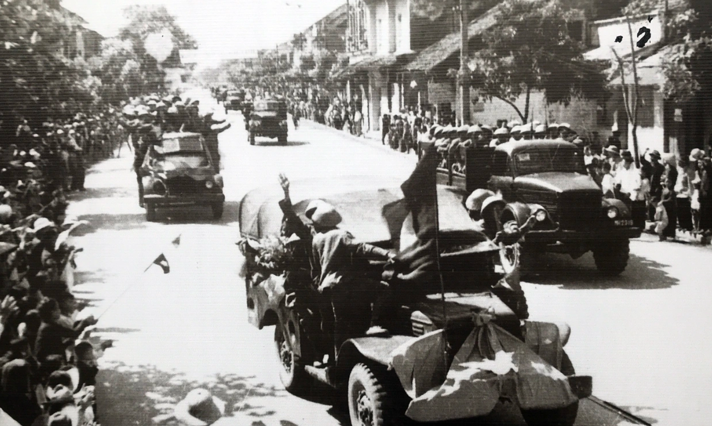 Đoàn văn công Hà Nội (trưởng đoàn Hoàng Cầm) trên đường phố Huế, ngày 10/10/1954. Ảnh: Tư liệu